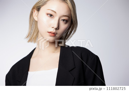 黒いジャケットを着た若いハイトーンの女性のクールなポートレート 111802725