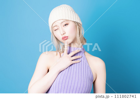 青背景で撮影をした若い女性のポップなメイクアップイメージ 111802741