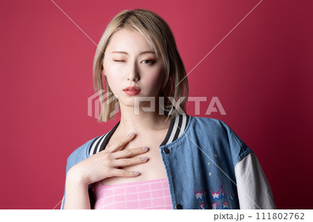 ピンク背景で撮影をした若い女性のカジュアルなポートレート ピンク背景で撮影をした若い女性のカジュアルなポートレート 111802762