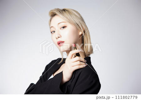 黒いジャケットを着た若いハイトーンの女性のクールなポートレート 111802779