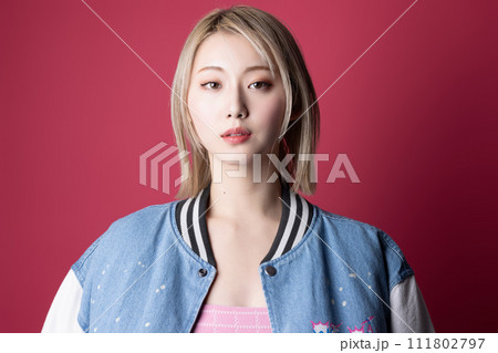 ピンク背景で撮影をした若い女性のカジュアルなポートレート ピンク背景で撮影をした若い女性のカジュアルなポートレート 111802797