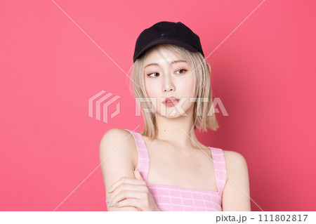 ピンク背景で撮影をした若い女性のポップなポートレート ピンク背景で撮影をした若い女性のポップなポートレート 111802817
