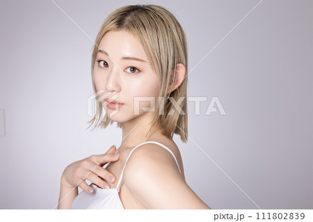 若いハイトーンの女性のスキンケアイメージ 若いハイトーンの女性のスキンケアイメージ 111802839