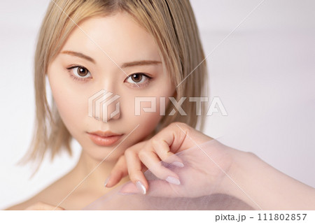 若いハイトーンの女性のスキンケアイメージ 111802857