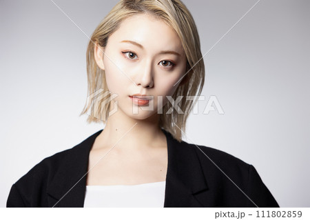 黒いジャケットを着た若いハイトーンの女性のクールなポートレート 黒いジャケットを着た若いハイトーンの女性のクールなポートレート 111802859