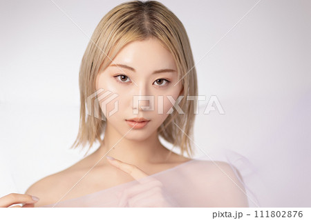 若いハイトーンの女性のスキンケアイメージ 若いハイトーンの女性のスキンケアイメージ 111802876