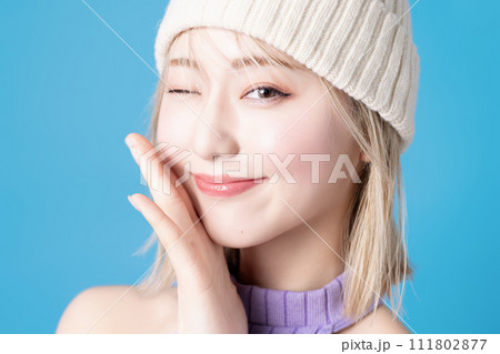 青背景で撮影をした若い女性のポップなメイクアップイメージ 111802877