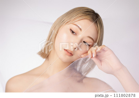 若いハイトーンの女性のスキンケアイメージ 若いハイトーンの女性のスキンケアイメージ 111802878