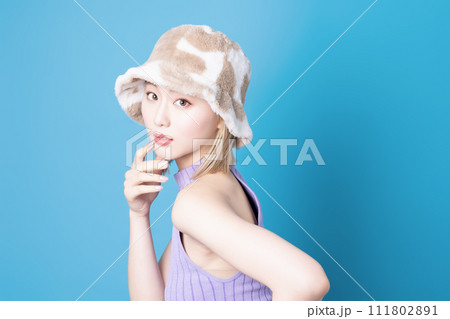 青背景で撮影をした若い女性のポップなメイクアップイメージ 青背景で撮影をした若い女性のポップなメイクアップイメージ 111802891