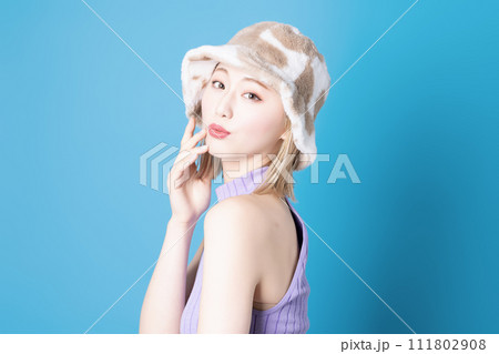 青背景で撮影をした若い女性のポップなメイクアップイメージ 111802908