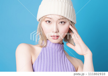 青背景で撮影をした若い女性のポップなメイクアップイメージ 青背景で撮影をした若い女性のポップなメイクアップイメージ 111802910