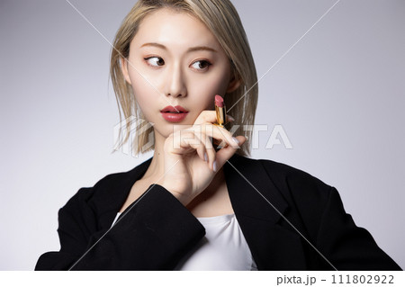 黒いジャケットを着た若いハイトーンの女性のクールなポートレート 111802922