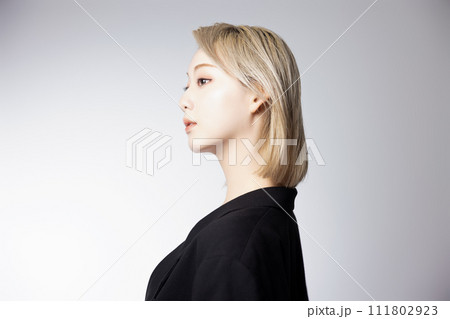 黒いジャケットを着た若いハイトーンの女性のクールなポートレート 111802923