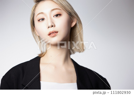 黒いジャケットを着た若いハイトーンの女性のクールなポートレート 黒いジャケットを着た若いハイトーンの女性のクールなポートレート 111802930