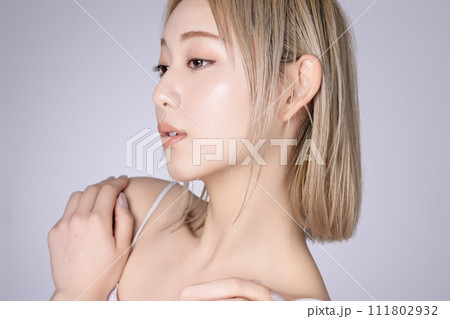 若いハイトーンの女性のスキンケアイメージ 若いハイトーンの女性のスキンケアイメージ 111802932