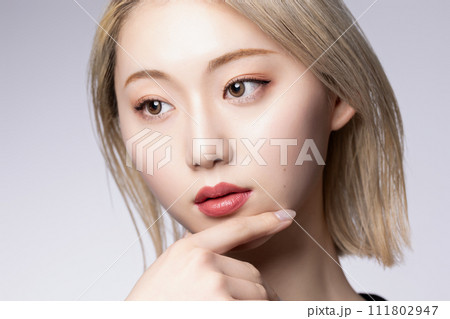 黒いジャケットを着た若いハイトーンの女性のクールなポートレート 111802947