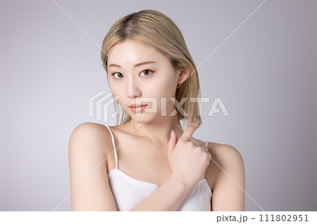 若いハイトーンの女性のスキンケアイメージ 111802951