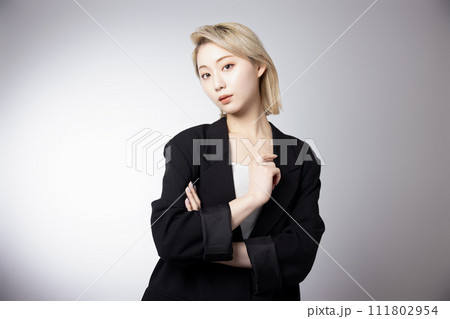 黒いジャケットを着た若いハイトーンの女性のクールなポートレート 111802954