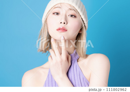 青背景で撮影をした若い女性のポップなメイクアップイメージ 青背景で撮影をした若い女性のポップなメイクアップイメージ 111802962