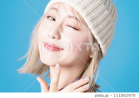 青背景で撮影をした若い女性のポップなメイクアップイメージ 青背景で撮影をした若い女性のポップなメイクアップイメージ 111802970