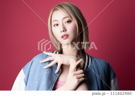 ピンク背景で撮影をした若い女性のカジュアルなポートレート ピンク背景で撮影をした若い女性のカジュアルなポートレート 111802980