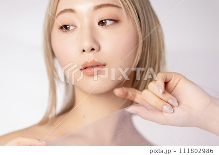 若いハイトーンの女性のスキンケアイメージ 111802986