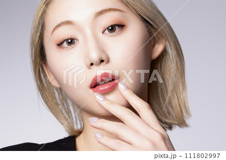 黒いジャケットを着た若いハイトーンの女性のクールなポートレート 黒いジャケットを着た若いハイトーンの女性のクールなポートレート 111802997