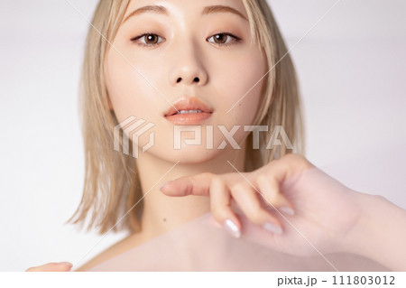 若いハイトーンの女性のスキンケアイメージ 111803012