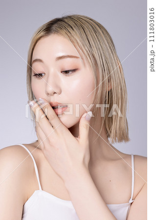 若いハイトーンの女性のスキンケアイメージ 若いハイトーンの女性のスキンケアイメージ 111803016