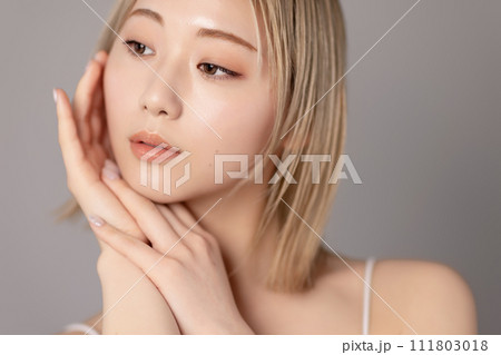 若いハイトーンの女性のスキンケアイメージ 111803018
