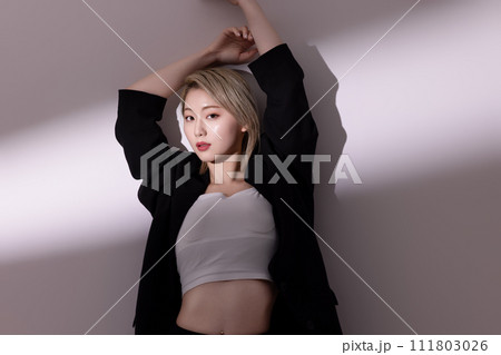 黒いジャケットを着た若い女性の光と影背景のポートレート 黒いジャケットを着た若い女性の光と影背景のポートレート 111803026