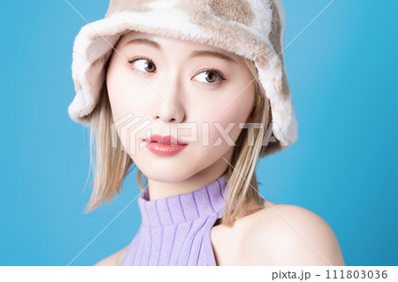 青背景で撮影をした若い女性のポップなメイクアップイメージ 青背景で撮影をした若い女性のポップなメイクアップイメージ 111803036
