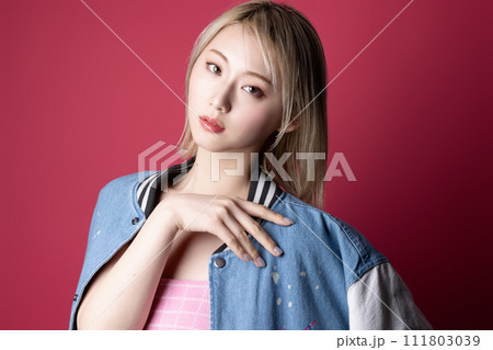 ピンク背景で撮影をした若い女性のカジュアルなポートレート ピンク背景で撮影をした若い女性のカジュアルなポートレート 111803039