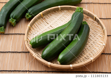 ざるに入ったズッキーニ 111803133