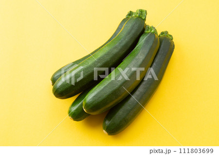 黄色背景のズッキーニ 111803699