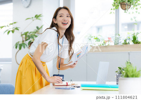 ビジネス　オフィスで働く若い女性 111804621