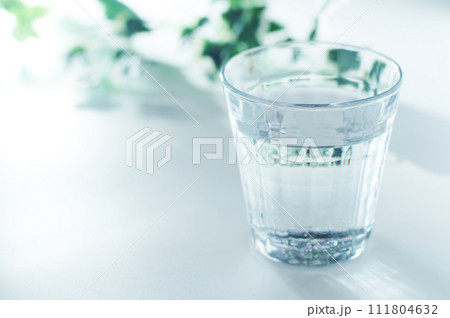 グラスに入った水 111804632