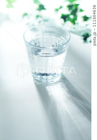 グラスに入った水 111804636