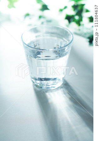 グラスに入った水 111804637