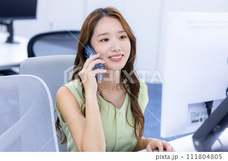 ビジネス オフィスで働く若い女性 ビジネス オフィスで働く若い女性 111804805
