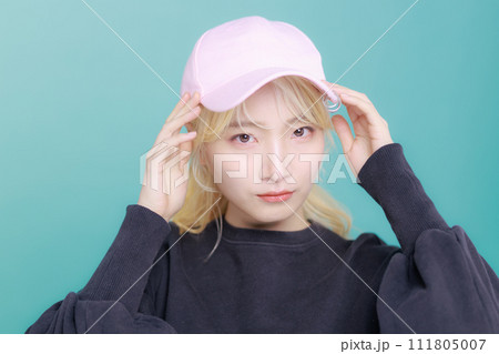 韓国メイクをして帽子を被っている若い女性 111805007