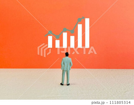上昇するグラフとビジネスマン 111805314