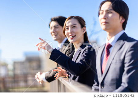 光の当たるスーツ姿のビジネスチーム 111805342