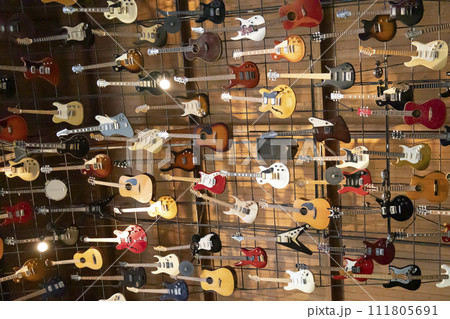 【ハワイ】ハードロックカフェのギターたち② 111805691