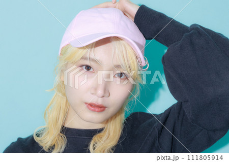 韓国メイクをして帽子を被っている若い女性 111805914