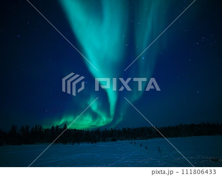 冬のカナダ イエローナイフのグレートスレーブ湖畔からレベル4のオーロラを観賞 冬のカナダ イエローナイフのグレートスレーブ湖畔からレベル4のオーロラを観賞 111806433