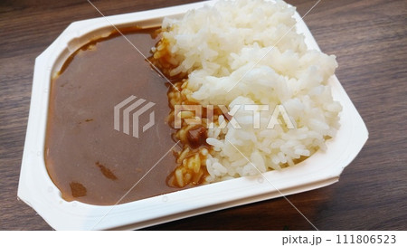 震災時に役立つ防災用品の非常食カレーライス 震災時に役立つ防災用品の非常食カレーライス 111806523