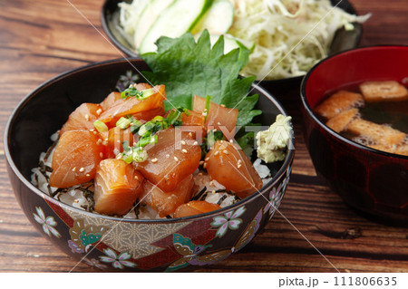 ビンチョウマグロの漬け丼 111806635