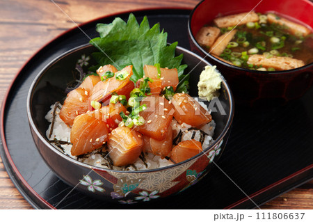 ビンチョウマグロの漬け丼 ビンチョウマグロの漬け丼 111806637