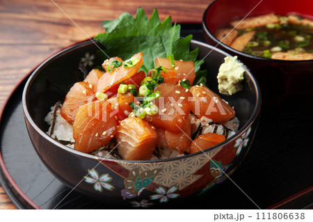 ビンチョウマグロの漬け丼 111806638